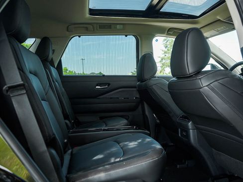 New 2025 Nissan Pathfinder SL w/ SL Premium Package image 13