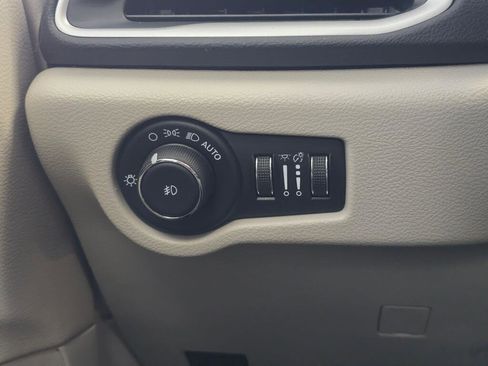 Used 2024 Chrysler Pacifica Touring-L image 25