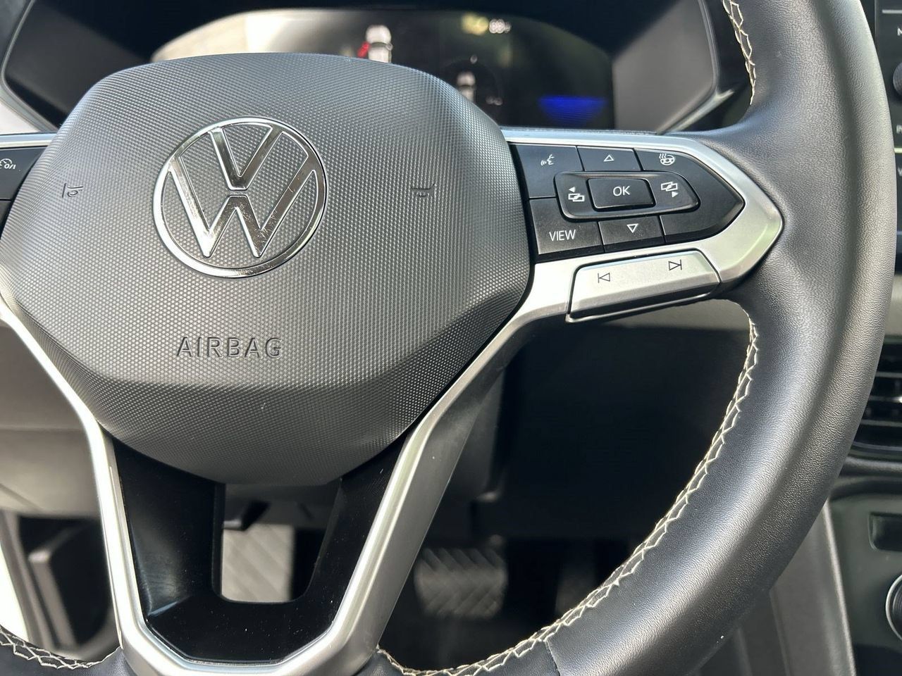 Used 2022 Volkswagen Taos SE w/ Panoramic Sunroof Package FWD image 22