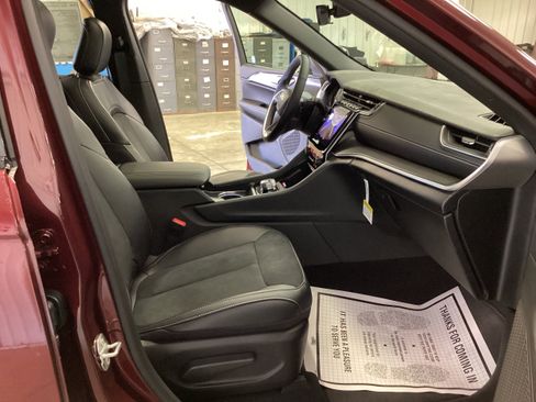 New 2025 Jeep Grand Cherokee Altitude image 34