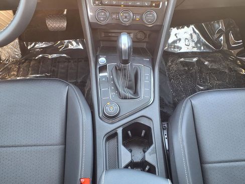 Used 2021 Volkswagen Tiguan SE w/ Panoramic Sunroof Package image 18