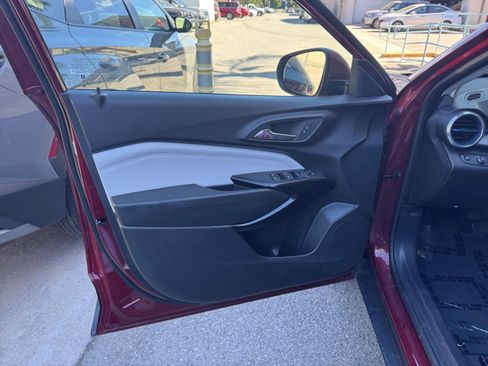 Used 2025 Chevrolet Trax LT w/ LT Convenience Package image 18