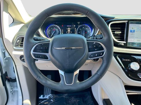 Used 2024 Chrysler Pacifica Limited w/ Trailer Tow Group image 11