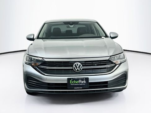 Used 2024 Volkswagen Jetta SE FWD image 2