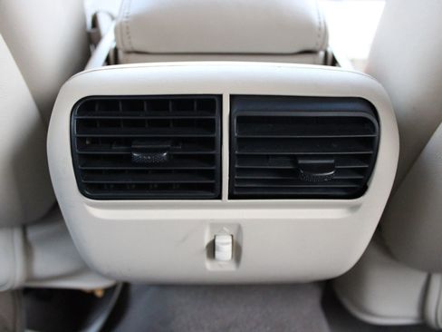 Used 2003 Lincoln Town Car Signature image 24