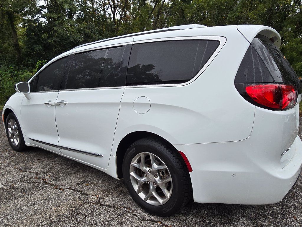 Used 2018 Chrysler Pacifica Limited w/ Advanced Safetytec Group FWD image 4