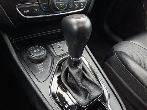 Used 2022 Jeep Cherokee Limited w/ Mopar Interior Package image 21