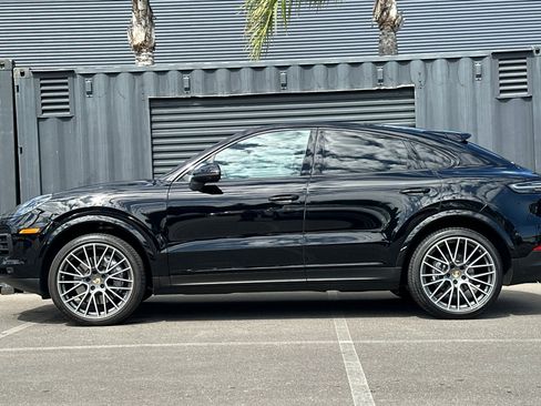 Certified 2022 Porsche Cayenne Platinum Edition AWD/4WD image 2