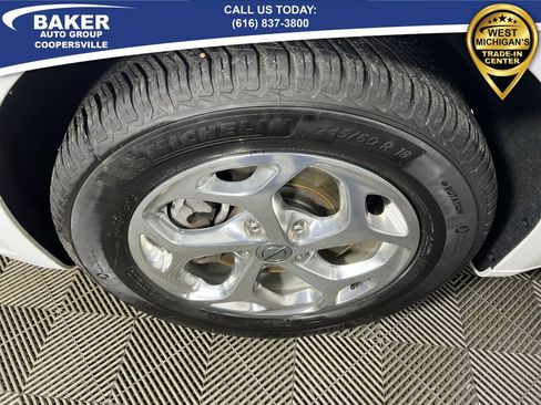 Used 2021 Chrysler Pacifica Limited w/ Uconnect Theater Family Group image 34