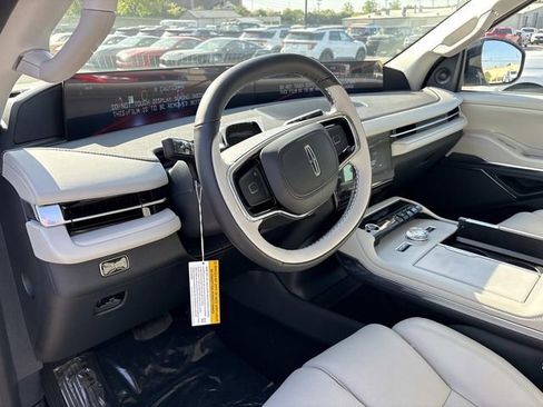 New 2026 Lincoln Navigator Premiere AWD/4WD image 25