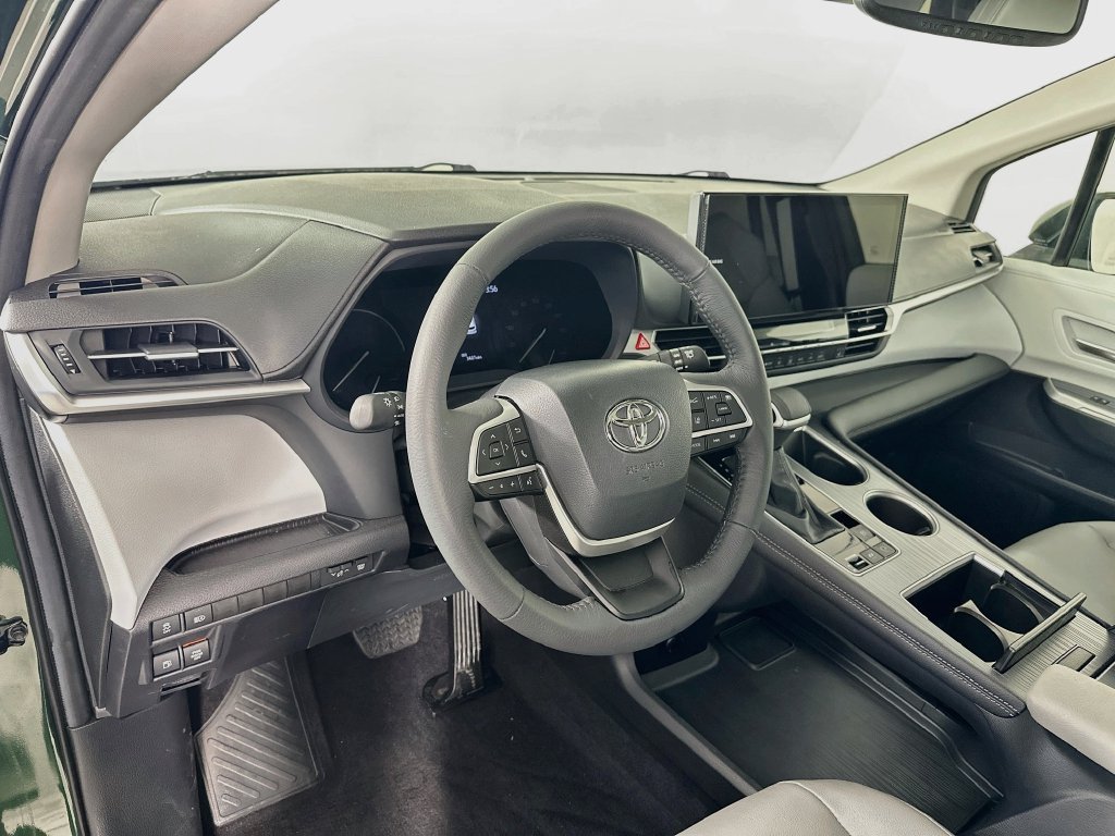 Used 2025 Toyota Sienna XLE AWD/4WD image 9