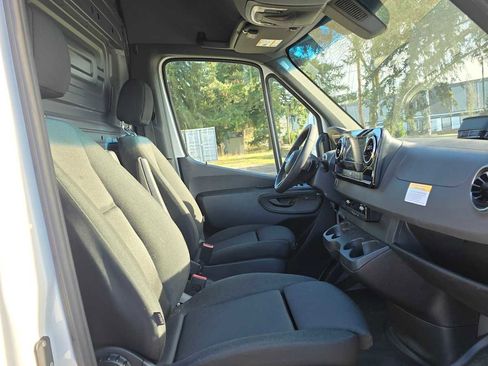Used 2025 Mercedes-Benz Sprinter 2500 image 12