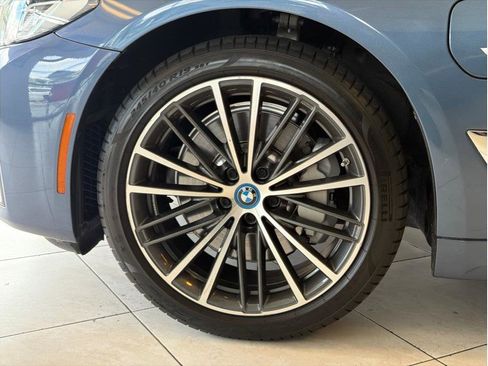 Used 2023 BMW 530e w/ Premium Package image 9