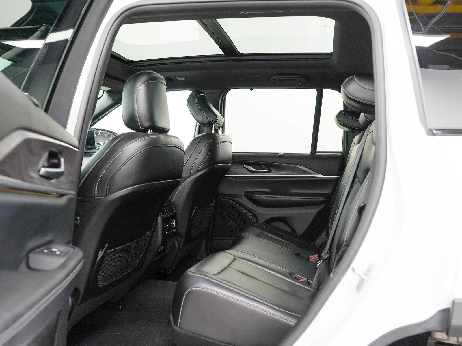 Used 2024 Jeep Grand Cherokee Limited w/ Luxury Tech Group II AWD/4WD image 19