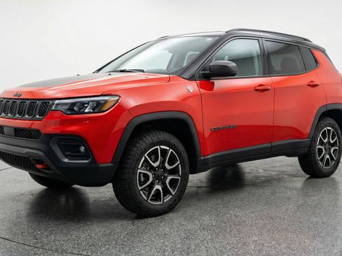 Used 2025 Jeep Compass Trailhawk AWD/4WD image 3