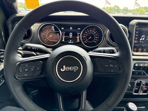 Used 2023 Jeep Gladiator Sport AWD/4WD image 11