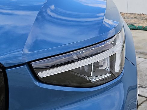 Certified 2023 Volvo XC40 B5 Plus w/ Driver Assist Package image 9