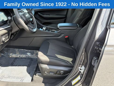Used 2025 Jeep Grand Cherokee Laredo w/ Trailer Tow Package AWD/4WD image 9