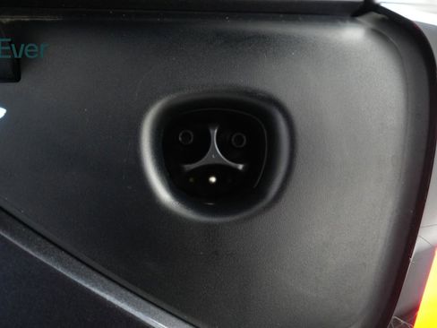 Used 2025 Tesla Model Y Long Range RWD image 10