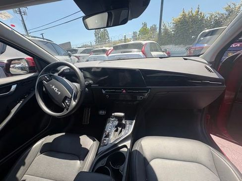 Certified 2025 Kia Niro SX Touring FWD image 10