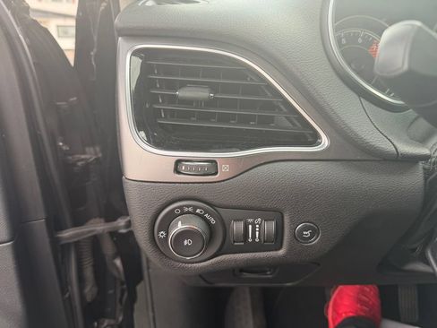 Used 2019 Jeep Cherokee Limited AWD/4WD image 14