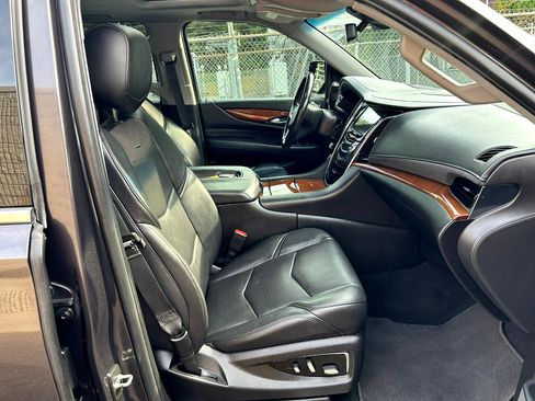 Used 2018 Cadillac Escalade ESV Luxury image 18