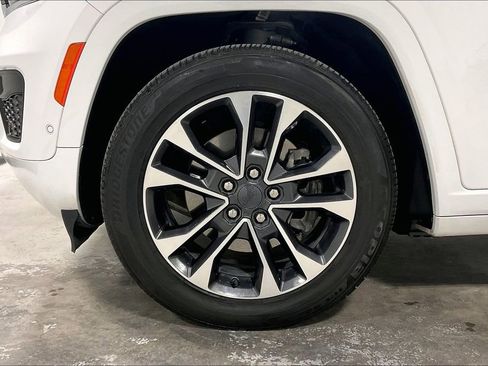 Used 2024 Jeep Grand Cherokee Overland w/ Luxury Tech Group IV image 11