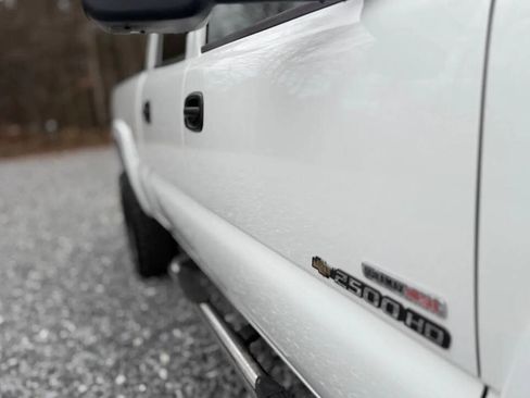 Used 2005 Chevrolet Silverado 2500 LT w/ Heavy-Duty Power Package image 11