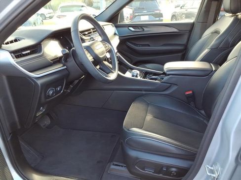 Used 2023 Jeep Grand Cherokee Altitude image 10