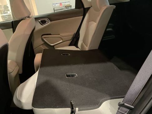 Used 2025 Kia Soul LX w/ LX Technology Package FWD image 13