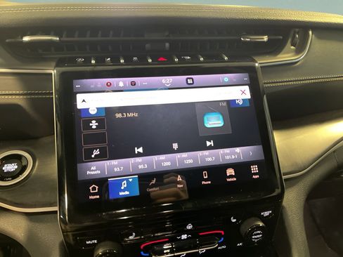 Used 2023 Jeep Grand Cherokee Limited image 15