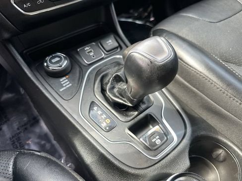 Used 2022 Jeep Cherokee Latitude Lux w/ Sun & Sound Group AWD/4WD image 37