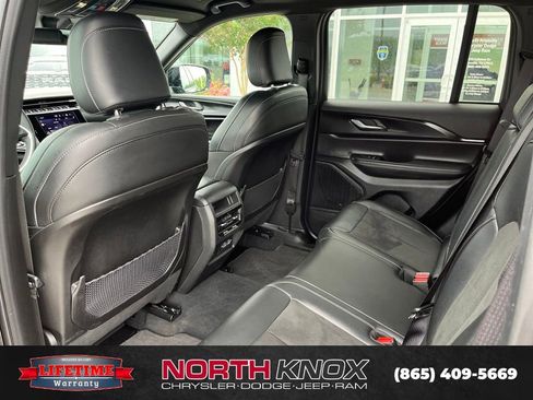 Used 2025 Jeep Grand Cherokee Altitude AWD/4WD image 7