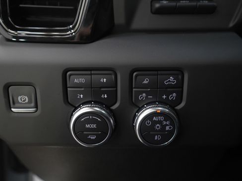 Used 2024 GMC Sierra 2500 AT4X image 27