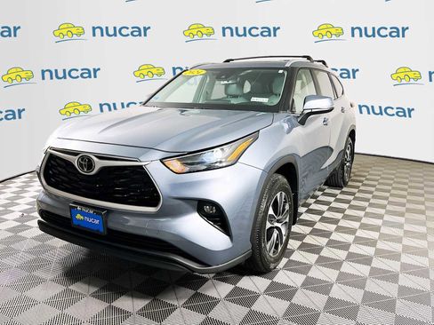 Used 2024 Toyota Highlander XLE image 3