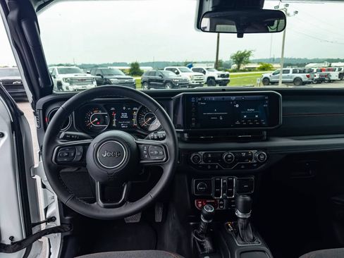 Used 2025 Jeep Wrangler Unlimited Rubicon AWD/4WD image 10
