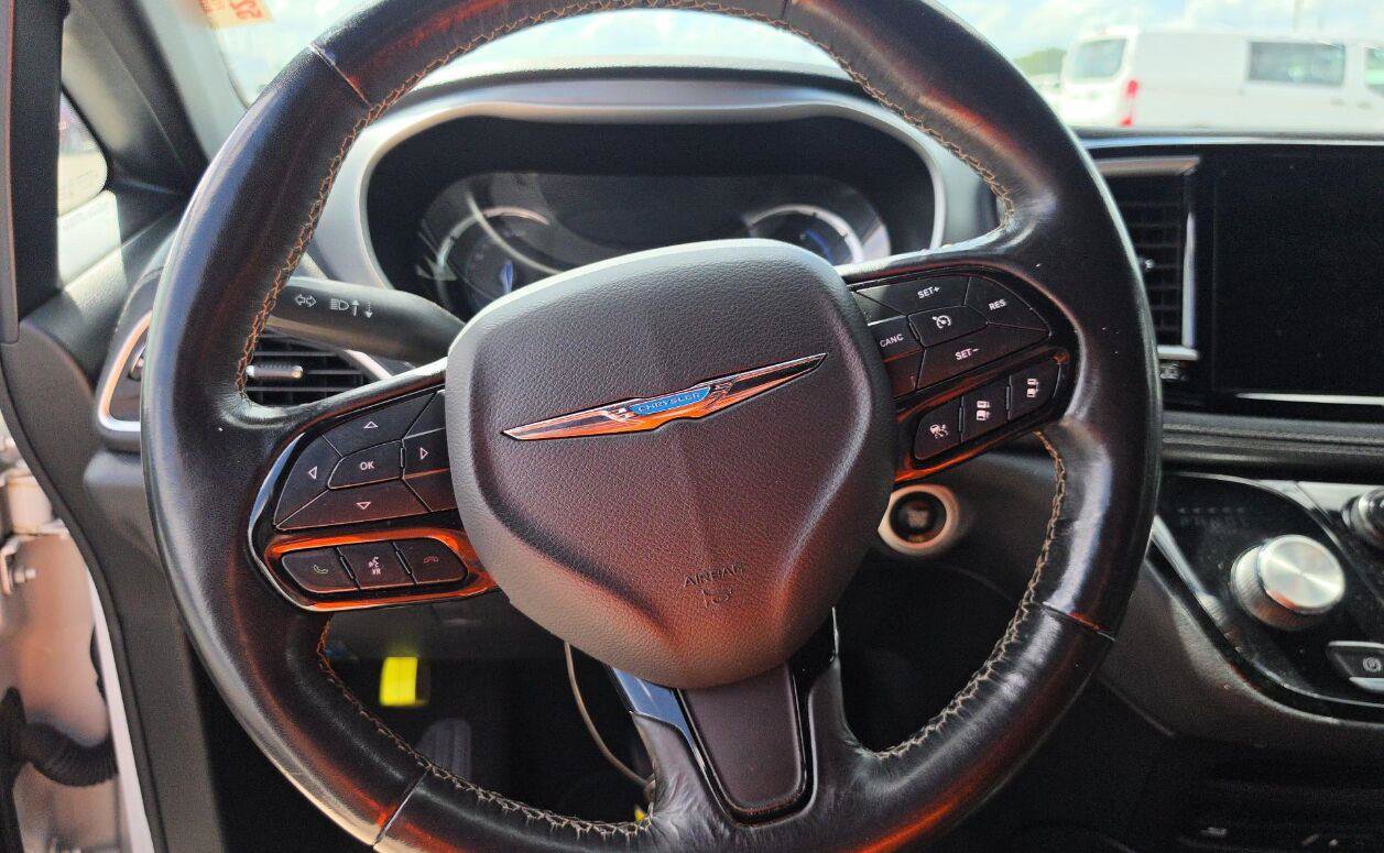 Used 2021 Chrysler Pacifica Touring-L w/ Uconnect Theater Family Group FWD image 6