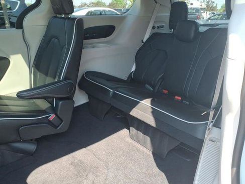 Certified 2022 Chrysler Pacifica Limited FWD image 15
