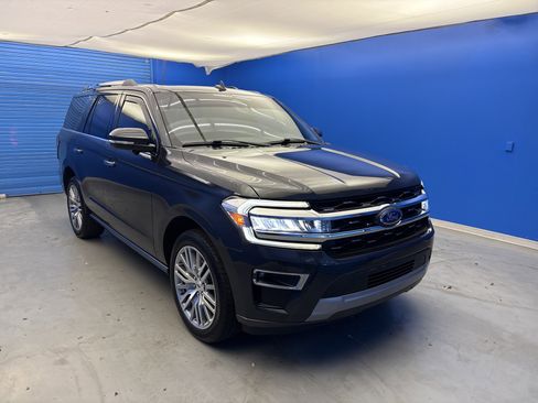 Used 2024 Ford Expedition Limited RWD image 2