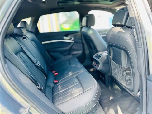 Used 2022 Audi e-tron Premium Plus w/ Premium Plus Package image 23