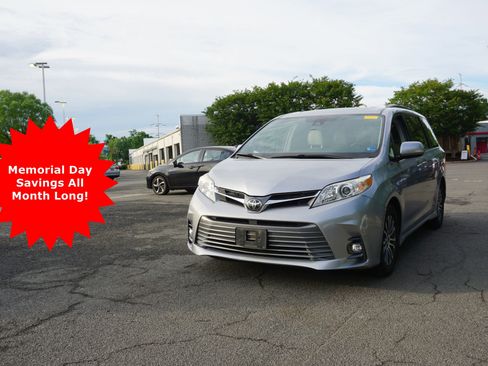 Used 2018 Toyota Sienna XLE Premium FWD image 1