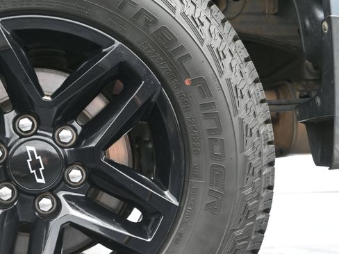 Used 2019 Chevrolet Silverado 1500 Custom Trail Boss AWD/4WD image 38