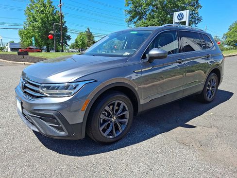 Used 2022 Volkswagen Tiguan SE w/ Panoramic Sunroof Package AWD/4WD image 3