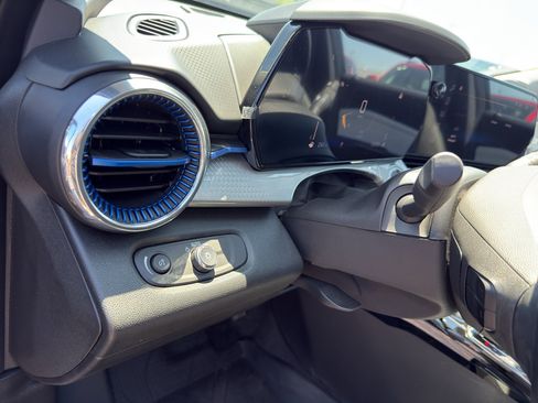 Used 2025 Chevrolet Trax LT w/ LT Convenience Package FWD image 14