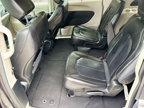 Used 2023 Chrysler Pacifica Touring-L FWD image 24