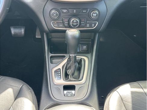 Used 2018 Jeep Cherokee Limited FWD image 18
