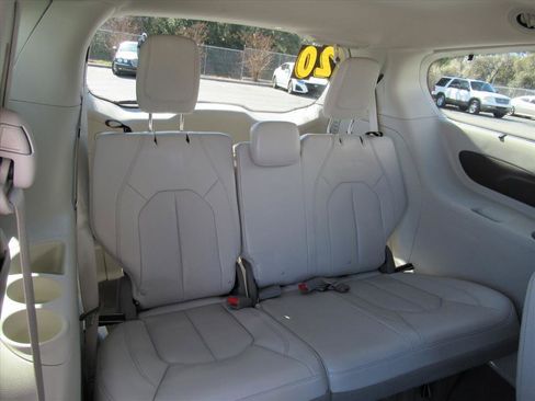 Used 2020 Chrysler Pacifica Touring-L image 30