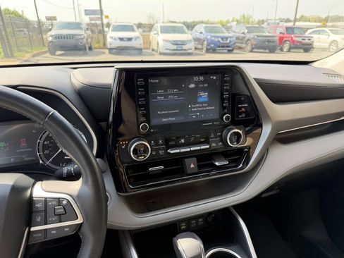 Used 2022 Toyota Highlander XLE AWD/4WD image 34