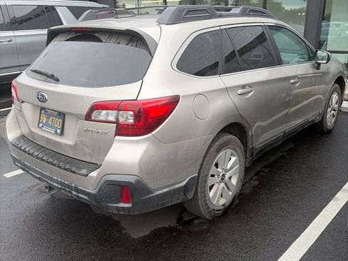 Used 2018 Subaru Outback 2.5i Premium w/ Popular Package #1 AWD/4WD image 3