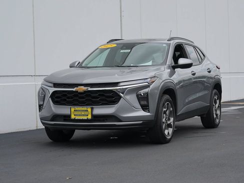 Used 2025 Chevrolet Trax LT w/ LT Convenience Package FWD image 7